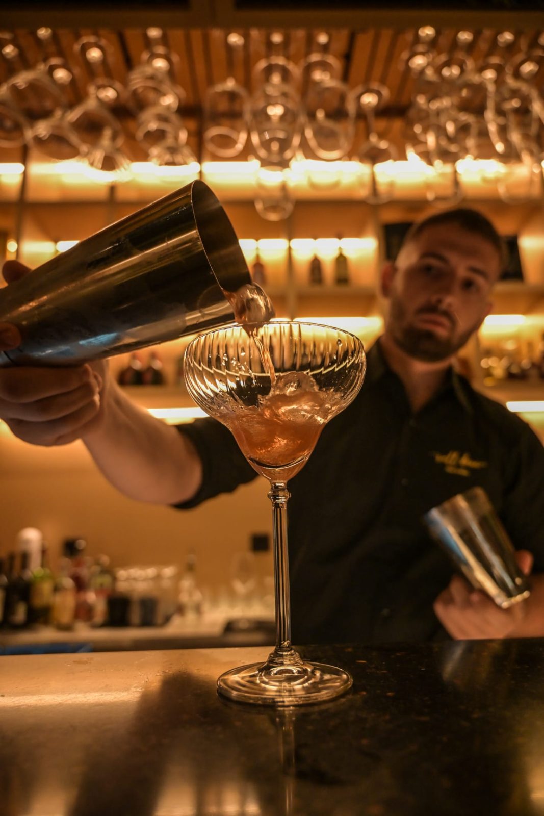Barmen sprema koktel