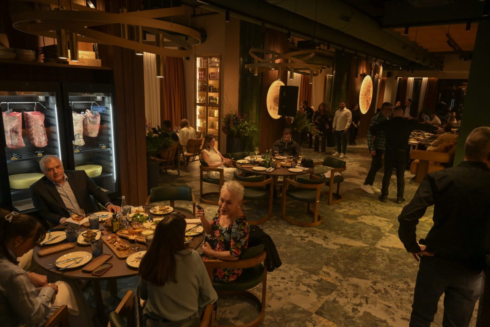 Sala restorana puna gostiju